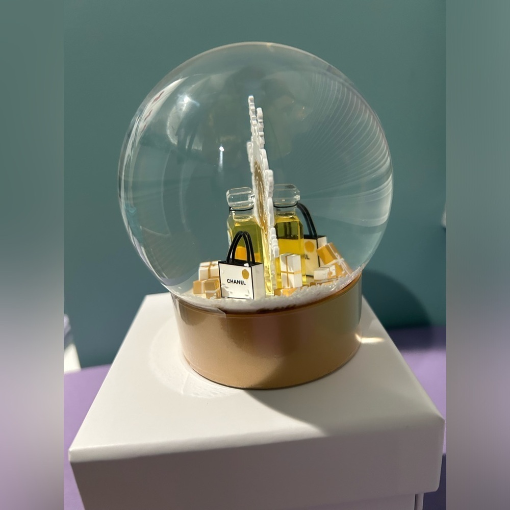 Chanel Snow Globe 2024 Edition RARE - Picture 5 of 9